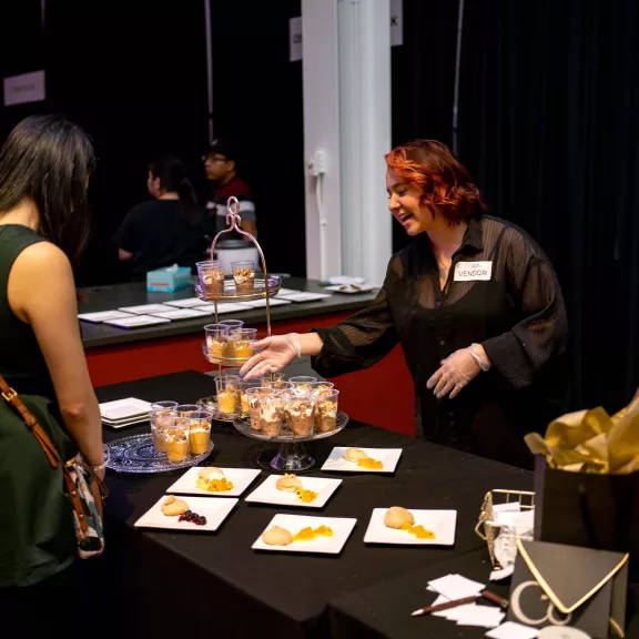 Palate vendor serving guest